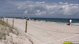 2018-05-30-2286949-big-boobies-at-the-beach_720