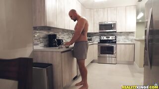 2019-04-26-4353923-breaking-in-the-burglar_720