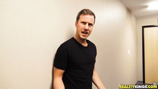 2018-04-11-2286601-quick-bathroom-break_720