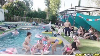 2018-07-04-2938151-bone-on-the-fourth-of-july_720