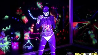 2019-08-06-4384211-blacklight-beauty_720