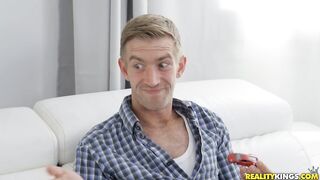 2019-04-10-4352745-driving-him-crazy_720