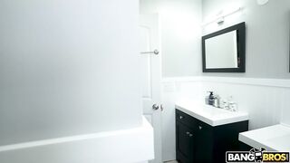 2022-05-27-8895101-stepmom-peeper_720