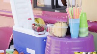 2019-04-24-4353815-smoothies-for-sale_720