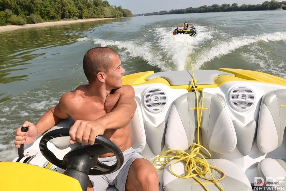 Russian bombshell Kira Queen deepthroats and gets her pussy licked in 69 GP1224