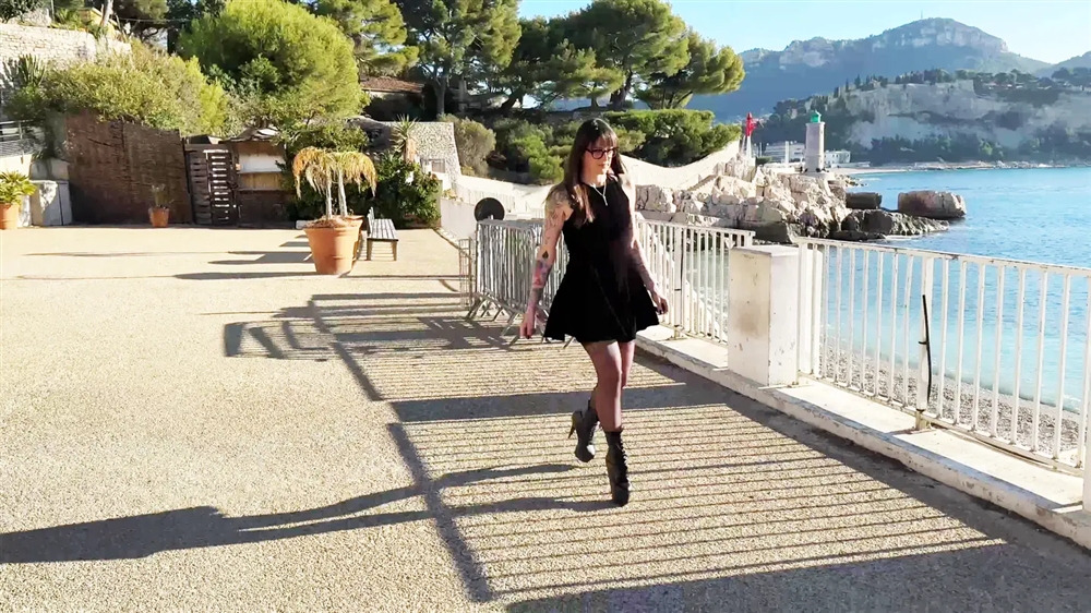 Lady 37 years old tattoo artist in La Ciotat!