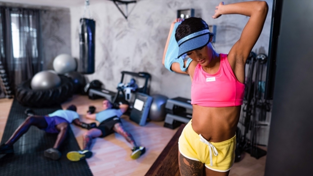 Wild Threesome Makes Teen Squirt