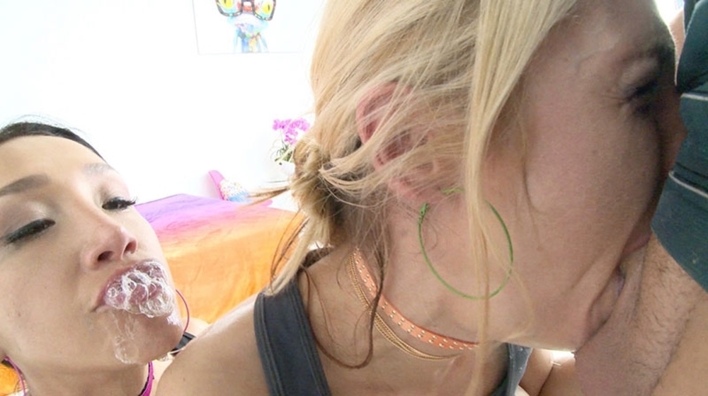 Sarah And Vicki Show Messy Sharing Is Caring