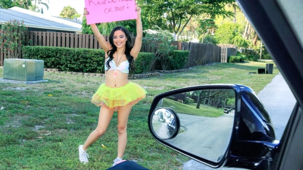 Ebony Raver Gets Freaky In Field