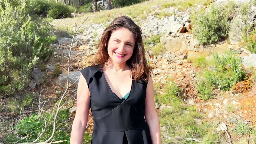 Lila 35 years old writing teacher in Arcachon!